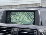 【純正ナビゲーション】BMWのナビゲーションは操作性も良く、詳細な地図情報と交通状況を見やすく表示し、快適なドライビングをサポートしながら目的地までナビゲートします。