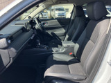 前席はゆとりを感じるシート形状で、運転席から助手席まで見通しのよい室内です。座ったときの視界も広く、同乗者と会話を楽しみながら移動できます。