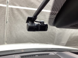 別途SDカードの購入が必要です。運転中の映像・音声などを記録して、交通事故やトラブルが起きた時の正確な状況把握に役立つドライブレコーダーが装着されています。