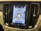 【360&deg;ビューカメラ】4台の高解像度カメラで360度の鳥瞰図を表示。隣の車や壁、死角にある障害物などを画面で確認できるため、狭いスペースでの駐車・出入りも安心です。