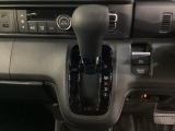 CVT車のセレクトレバーです。低速から高速まで、変速ショックのないスムーズな走りを実現するとともに、エンジン効率のよい領域を維持することで燃費にも貢献します。