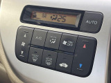 【オートエアコン】一度お好みの温度に設定すれば、車内の温度を検知し風量や温度を自動で調整。暑い&hellip;寒い&hellip;と何度もスイッチ操作をする必要はありません。快適な車内空間には必須の機能ですね♪