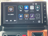 ラジオやテレビ、Bluetoothなどのメニューが画面に並び、使いたい機能を選びやすい表示です。電話やスマートフォン連携の項目もあり、日常の移動を便利にサポートします。