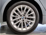 【BMWアロイホイル】軽量かつ強度に拘ったアロイホイル。走行性能ポテンシャルを引き出す設計。車の足元を引き締めてくれる大きなポイントはアロイホイルです。