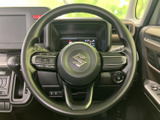 ステアリングに操作スイッチをまとめ、運転姿勢を保ちながら手元で扱いやすい配置です。メーターや周辺スイッチも見渡しやすく、日常の運転をサポートします。