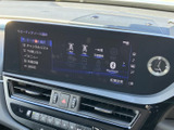 オーディオソースを画面上で選べる構成で、ラジオやBluetoothなどの項目が見やすく表示されています。音楽の切り替えも確認しやすく、日常の移動中に使いやすい装備です。