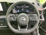 握りやすい形状のステアリングに複数のスイッチを配置し、手元で車両の機能にアクセスしやすい構成です。メーターを見ながら扱えるため、日常の運転にも便利です。