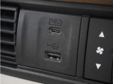 ◆USB入力端子◆USB接続、スマートフォンの充電等にも便利なUSBチャージャー使いやすい場所に装備されています。