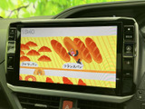 停車中にテレビ映像を視聴でき、休憩時間や待ち合わせの合間にも車内で過ごす時間を楽しめます。画面が大きく見やすい位置にあり、映像を確認しやすい装備です。