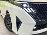 【LEDヘッドライト】悪天候や夜間走行時も良好な視界を確保し安心して運転できる高輝度LEDヘッドライトを装備!点灯速度が早く、消費電力も抑えられています。