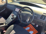 運転席から見たハンドルまわりです。メーターはダッシュボードの真ん中の奥に付いています。