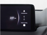 【スマートフォン連携】車内で様々な機能が利用できます。Apple CarPlayでは、iPhoneの機能(通話、音楽再生、マップなど)が利用可能で、Android Autoでは、(通話、音楽、マップなど)が利用可能です。