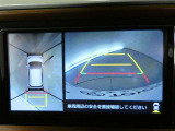 【全周囲モニター】車を上空から見下ろしたような映像をカーナビ画面に映し出し、車庫入れや縦列駐車をサポートしてくれます。