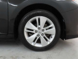 装着タイヤサイズは、215/55R17です。純正アルミホイールを装着しております。