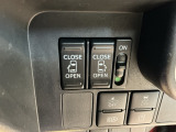 両側電動スライドドアは、どちら側からでも楽に乗り降り可能です。狭い駐車場や雨の日でも快適で、ファミリーカーとして特に重宝される装備です。