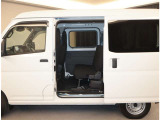 スライドドアは開口部も広く風の強い日なども隣の車両を気にする事なく開閉できます。 お子様の急なドア開けなどもなく安心です