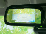 後方映像に目安線が表示され、駐車スペースとの距離感をつかむ際に便利です。周囲の安全確認とあわせて活用でき、バック時の位置合わせをサポートします。