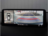 【360&deg;ビュー・モニター】専用カメラにより上から見下ろしたような視点で360度クルマの周囲を確認することができます。駐車が苦手な方でも縦列駐車や幅寄せ時に活躍してくれます。