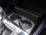 センターコンソールの使いやすい位置にドリンクホルダーを配置しています。視線を大きく移さずスムーズに飲み物を出し入れできる設計で、日常の通勤から長距離ドライブまで快適な移動を支える実用的な装備です。