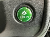 ECONスイッチ操作でエンジンやミッション、エアコンなどを総合的に制御、燃費をよくするようクルマが頑張ります。