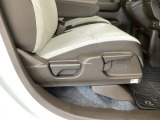 【前席】運転席にはシート高を調整できるハイトアジャスターが装備され、幅広いシートポジションの設定が可能になっております♪