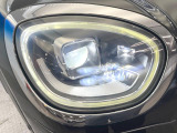 ●LEDヘッドライト:夜間走行時も良好な視界を確保し安心して運転できる高輝度LEDヘッドライトを装備!点灯速度が早く、消費電力も抑えられています。