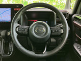 手元に複数のスイッチが配置され、運転姿勢を保ちながら各種機能にアクセスしやすい構成です。メーターやナビ画面との位置関係も分かりやすく、日常の運転を便利にサポートします。