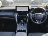 運転席から前方を見渡しやすいレイアウトで、中央にはナビ画面と各種表示がまとまっています。シートや操作部が整然と配置され、運転する方にも助手席の方にも使いやすい空間です。