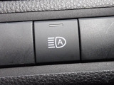 対向車のヘッドランプなど前方の明るさを検知し、ハイビームとロービームを自動で切り替えます。先行車や対向車などがいない時にはハイビームへ切り替え、遠くまで見通しを確保し安心感を高めます。