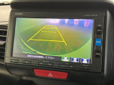 リバースギアに入れるだけで後方の表示へ切り替わります。夜間や雨の日の駐車も楽になりますよ。