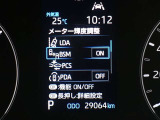 ブラインドスポットモニターを装備しております!隣車線を走る車をレーダーで検知し、インジケーターが点灯します☆確認しにくい後側方エリアに存在する車両に加え、急接近してくる車両も検知してくれます♪