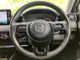 ステアリングには各種スイッチがまとまり、手元で車両機能を操作しやすい構成です。メーターやナビ画面も視界に収まり、前方を見ながら必要な情報を確認できます。