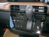 操作しやすいシフトレバーとタッチ式エアコンパネルで運転も楽々です。
