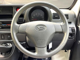 インテリアに合わせたデザインのステアリングは、運転される方のことも考え、運転しやすい形状、大きさです。是非一度、実際に触ってお確かめください。