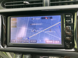 地図情報が画面に表示され、現在地や周辺の道路を確認しながら目的地までの道順を把握しやすい仕様です。行き先を探す際にも便利にお使いいただけます。