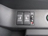 両側電動スライドドア。荷物で手が塞がる時など簡単にドアの開閉が出来ます。何より力いらずで開閉OK。女性やお年寄りにも優しい。電動機能はOFFにもできますから元気なお子様の駆け出しも安心。