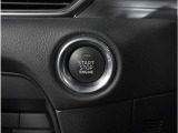 【スマートキー&プッシュスタート】カバンやポケットに入れたままでもドアの施錠・解錠が可能なスマートキーを装備。エンジンのオン・オフ時もカギを取り出す必要が無く、ボタンをプッシュするだけでOK。