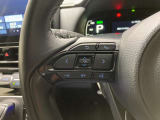 運転中、オーディオの操作をしてて、ハッとしたことはありませんか?ステアリングスイッチは、運転中でもハンドルでオーディオの操作が可能です。安全なドライブをサポートします。