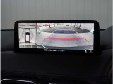 【360&deg;ビュー・モニター】専用カメラにより上から見下ろしたような視点で360度クルマの周囲を確認することができます。駐車が苦手な方でも縦列駐車や幅寄せ時に活躍してくれます。
