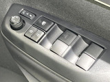 【電動格納ミラー】サイドミラーは電動格納式となっており、狭い駐車場でもキズがつくリスクを抑えられます。