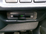 ETC車載器を装備しています。高速道路の料金所もストレスなく通行できます。すっきりとしたビルトインタイプですよ。