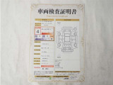 ・【車両検査証明書】トヨタ認定検査員が検査を実施。どなたでもわかりやすいように総合評価は10段階、内装・外装は5段階で点数表示。外装のキズの程度と場所が一目でわかるように車両展開図で記載しています。
