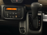 CVT車のセレクトレバーです。低速から高速まで、変速ショックのないスムーズな走りを実現するとともに、エンジン効率のよい領域を維持することで燃費にも貢献します。