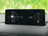 画面にはナビゲーションやオーディオなどのメニューが表示され、必要な項目を選びやすい構成です。Apple CarPlayとAndroid Autoの表示もあり、日々の移動中に便利に活用いただけます。