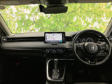運転席から前方を見渡しやすい配置で、メーターやナビ画面も自然に目に入ります。シートは落ち着いた色合いで、室内はすっきりとした印象。助手席側にもゆとりを感じられる空間です。