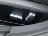 身体をしっかり支えながら長時間のドライブでも快適に過ごせるBMWのシート。素材の質感やステッチ細部まで丁寧に仕上げられたデザインが室内に上質な雰囲気を齎します。乗る度に心地良さを感じられるシートです。