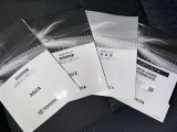 メンテナンスノート、取扱説明書です。 その車の整備記録が事細やかに記録されています。 車が生まれてから今までどのような道を歩んできたのか判るとても重要な物ですよ。
