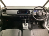 車内は光触媒抗菌消臭施工済です。インパネ周りはスタイリッシュなデザインで機能や装備も充実しています。グローブボックスやカップホルダーのほかにトレーなどたくさんの収納スペースが付いています。