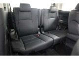 <3列目>サードシートは、簡単に折りたためるワンタッチスペースアップシートです。車内に乗り込まずにラクに行えます。また、サードシート中央席ヘッドレストを取り外した際の収納スペースもあります!!