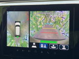 映像を画面いっぱいに表示でき、停車中の休憩時間にも楽しみが広がります。画面下には操作アイコンが並び、表示内容を確認しやすい構成です。日々の移動に便利さを添える装備です。